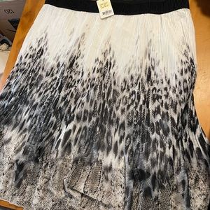 I’m selling a cheat-a print skirt